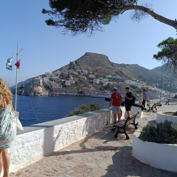 hydra island people