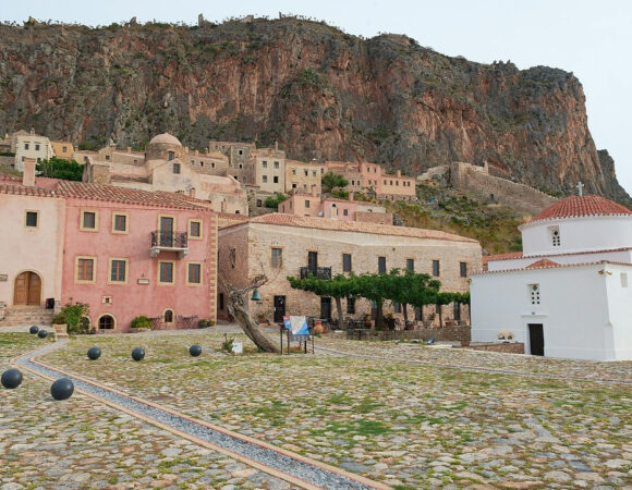 Best of Greece: 7-Day Tour to Real Greece of the Peloponnese, Delphi and Meteora, Unique Locations plus Authentic Food & Drink